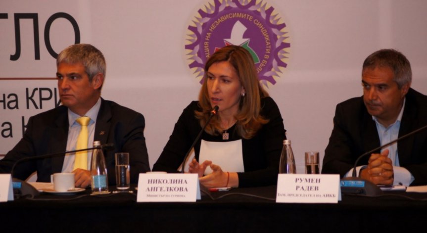 Министър Ангелкова: Сивият сектор е основната причина за проблемите в туризма