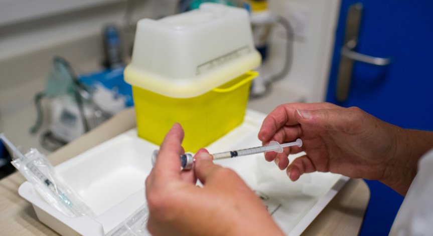 Авиокомпания уволнява близо 600 неваксинирани служители