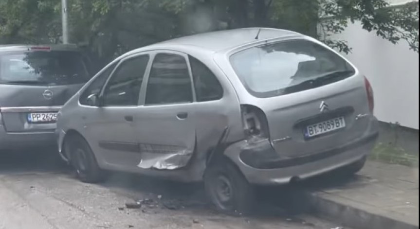 Пиян шофьор помете 4 паркирани коли във Велико Търново, с него пътували деца