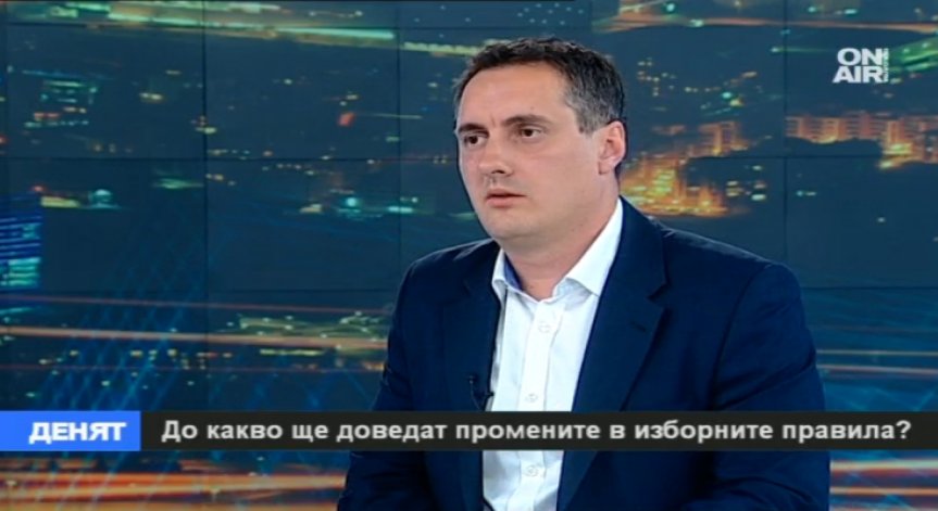 Промените в Изборния кодекс ограничават правата на българите в чужбина, заяви Калин Славов