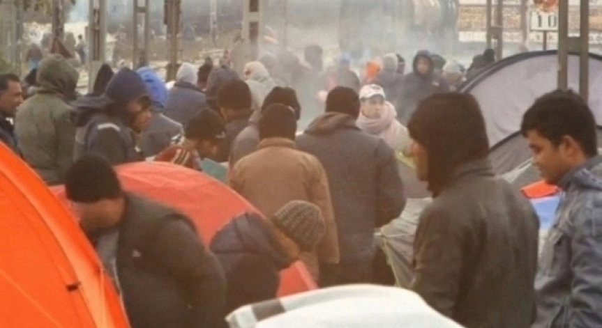 Хиляди жители на Кале протестират срещу бежанския лагер там