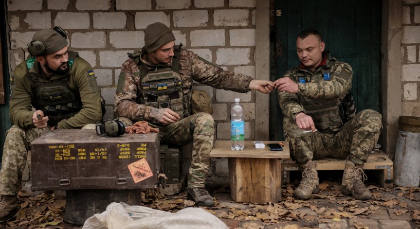 Украинските войници очакват помощ от НАТО.
