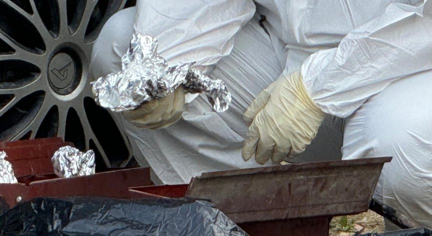 И тримата обвиняеми са заявили пред адвокатите си, че не са подозирали, че съхраняват радиоактивни материали. 