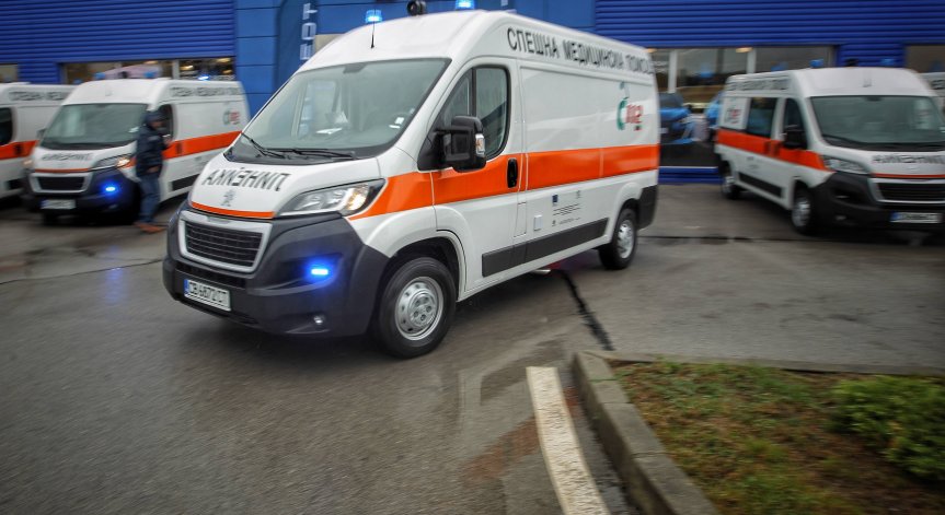Двама младежи са с опасност за живота след катастрофа край Оризари