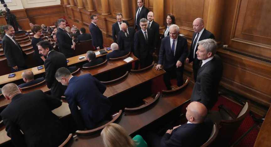 Депутатите с равносметка за 2022 г.: Година на промяната, но и на политическа криза