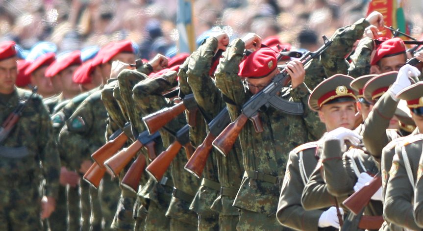 МС реши: Български военни ще обучават украински войници, у нас идват бойни санитари