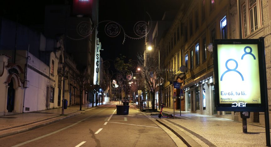 Макрон: Карантината във Франция няма да падне скоро