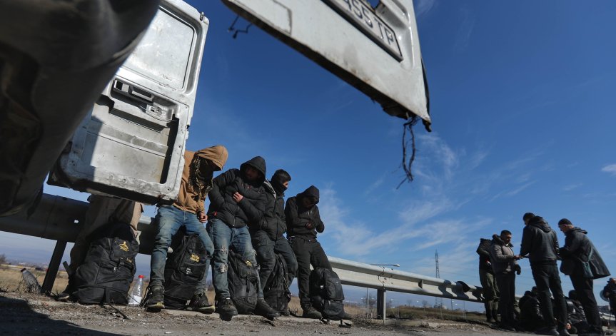 След зрелища гонка с полицията заловиха сърбин, карал препълнена кола с мигранти