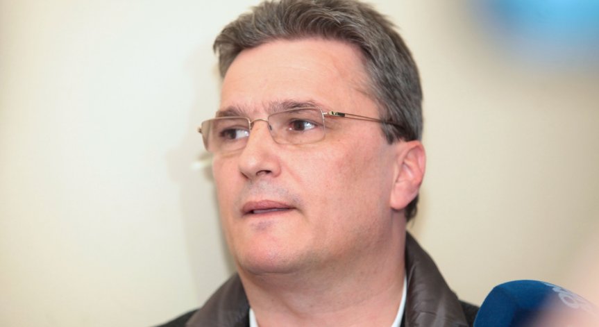 Въоръжен с бележки, основният свидетел по делото 