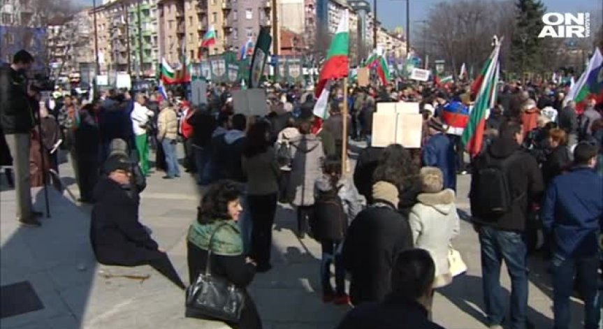 АТАКА свалиха и стъпкаха знамето на ЕС пред НДК