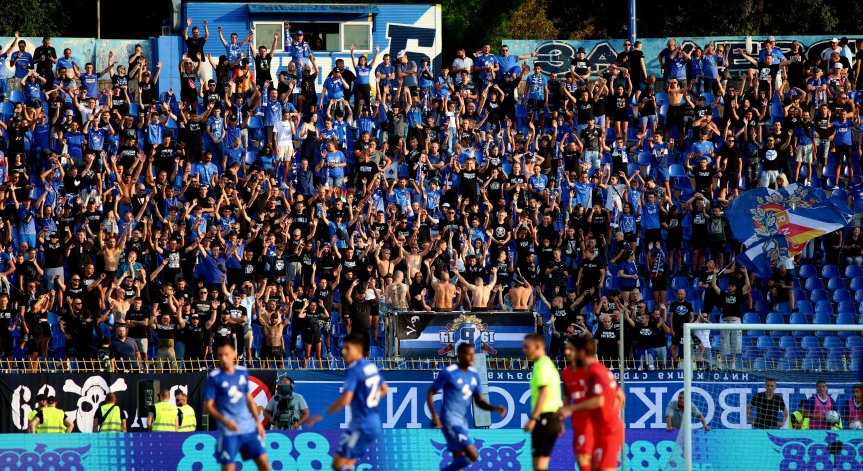 Дълга опашка за билети на 