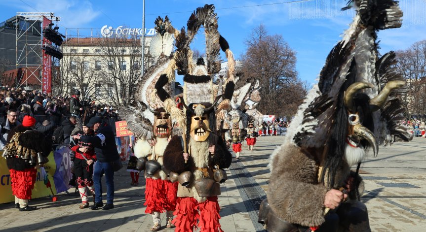 В края на деня ще бъдат раздадени и наградите за кукерска група и маски.