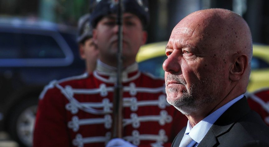 Тагарев няма да връща казармата, но е 