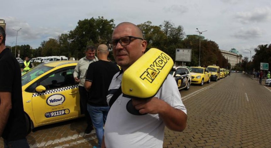 Таксиметрови шофьори на протест – искат 50% увеличение на тарифата
