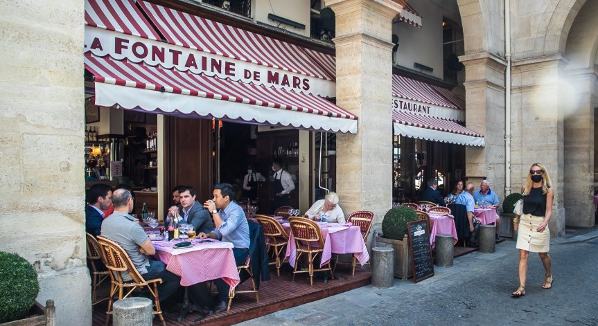 На Франция ѝ писна, премахва полицейския час и маските на открито