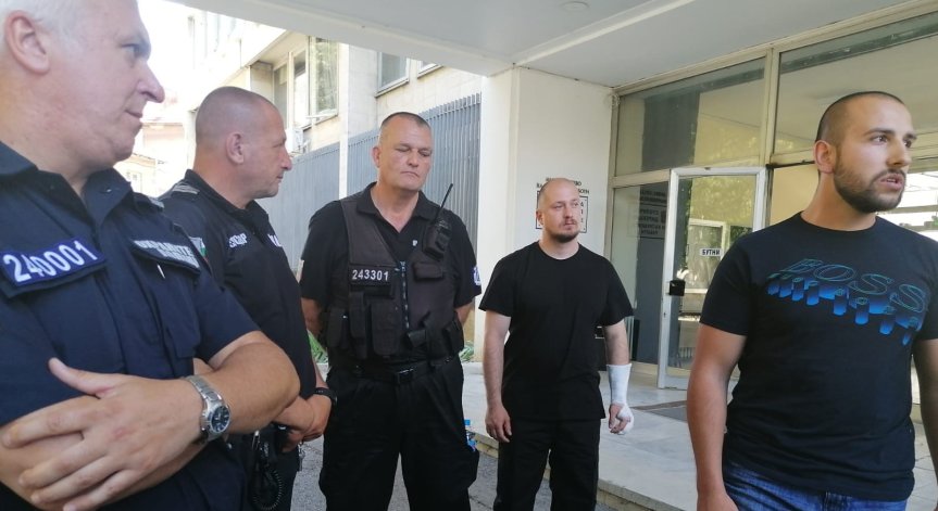 Полицаите от първо лице: Ситуацията се промени, когато на протеста се появиха групи