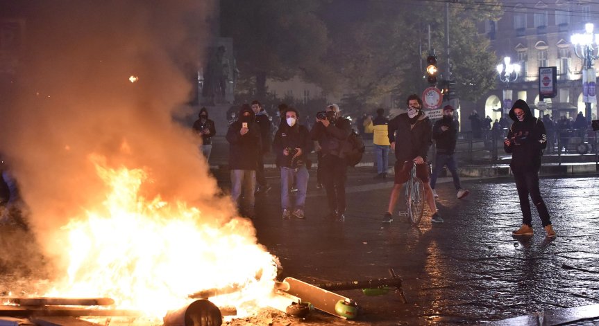 Протести срещу мерките и сблъсъци в Милано и Торино