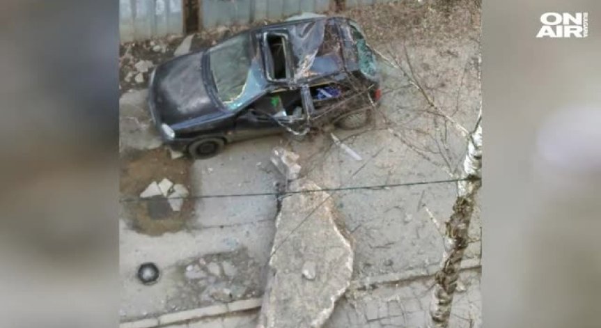 Фирма руши сграда, парче бетон смазва кола, собственикът е обезщетен