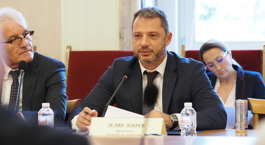Делян Добрев: 8 месеца 2 правителства бездействат за компенсацията за горивата