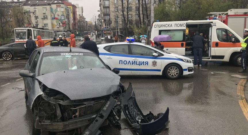 Тежка катастрофа блокира центъра на София, има ранени