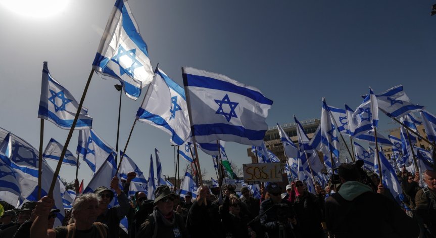 Израел нанесе въздушни удари по Газа, размириците на Западния бряг продължават