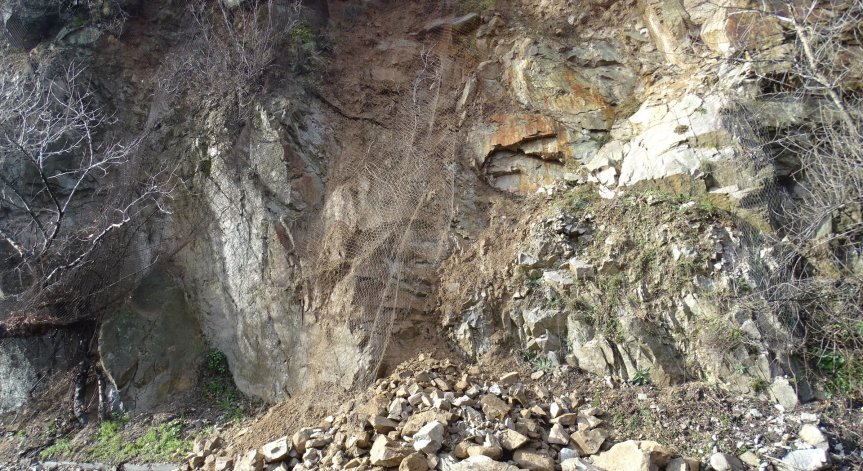 Паднали скали затвориха пътя Рудозем - Смилян