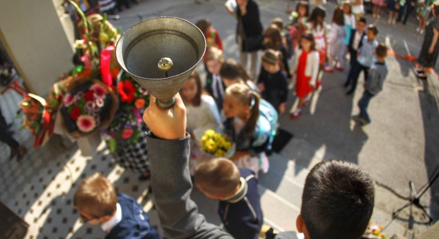 Важно за родителите: Приемат заявления за помощта от 300 лв. за учениците, ето условията