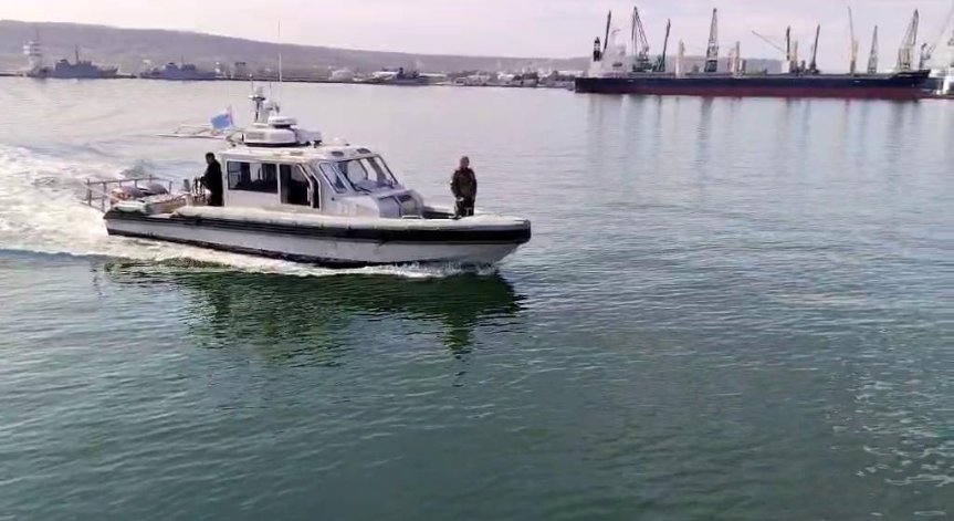 Изследват водата в Черно море заради поразените от дронове кораби