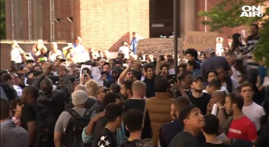 Протестиращи нахлуха в кметството в лондонския квартал 