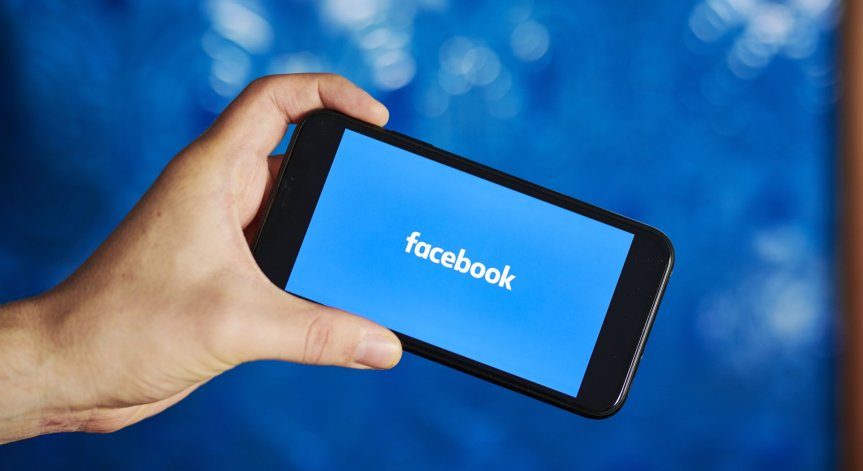 Facebook вече следи местоположението на абонатите си