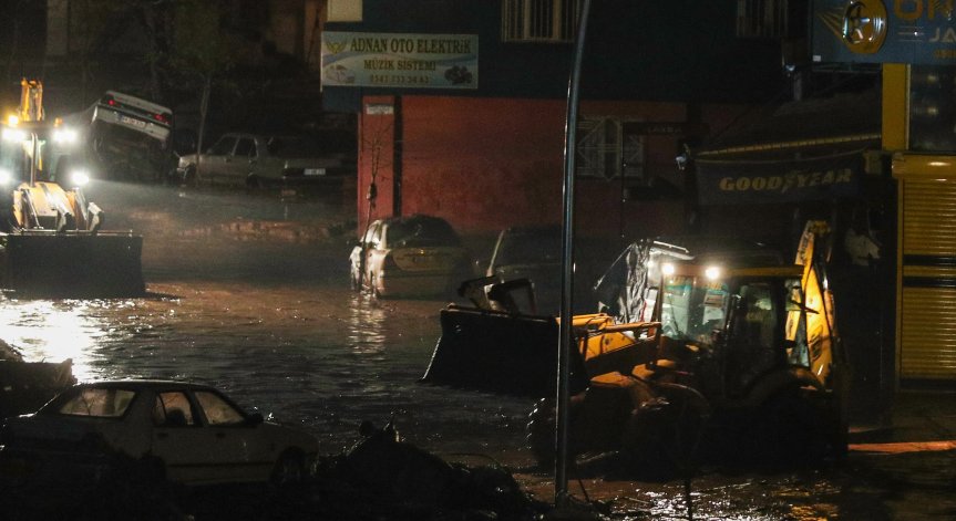 Воден Ад в Турция: Семейства излизат от колите си през прозорците, опитват да се спасят