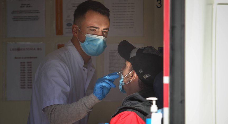 Ковид-19 за денонощието: Двама починали, близо 200 заразени и 1677 ваксинирани