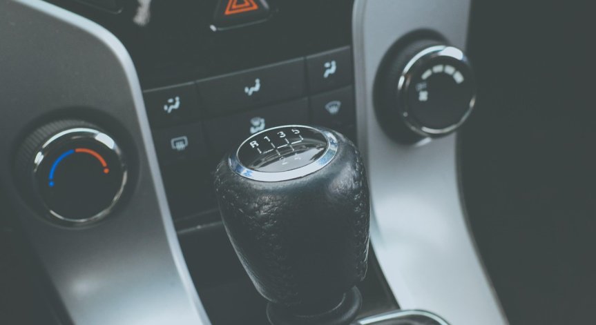 Автомобилите с ръчни скорости изчезват до 2030 г.?