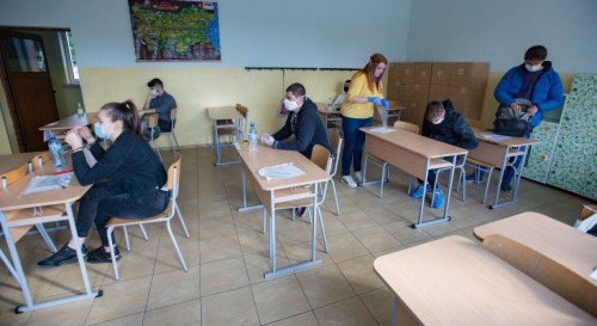 Около 49 хил. зрелостници писаха по 