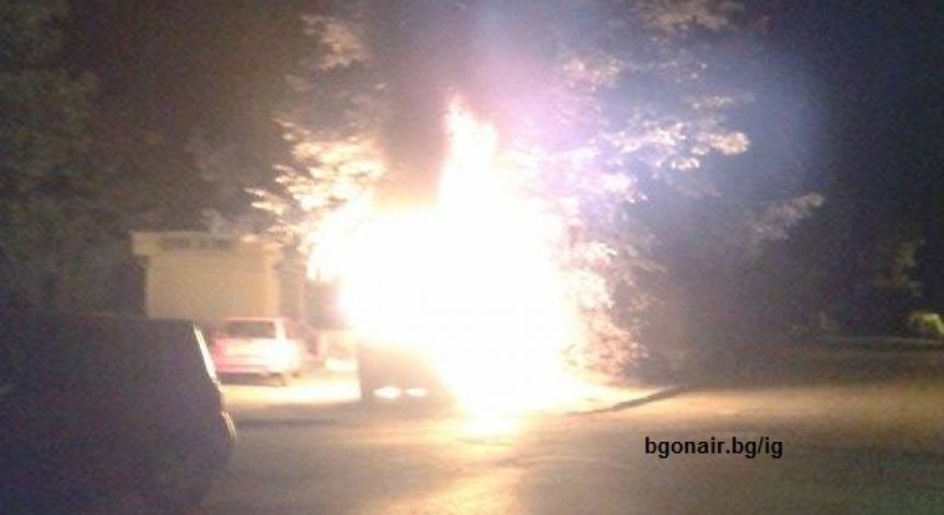 Автомобил горя в столичния квартал Хиподрума