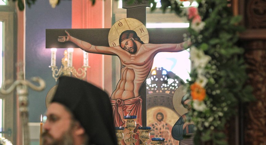 В църквите се прави голяма служба, подобна на службите на Бъдни вечер и Велика събота.