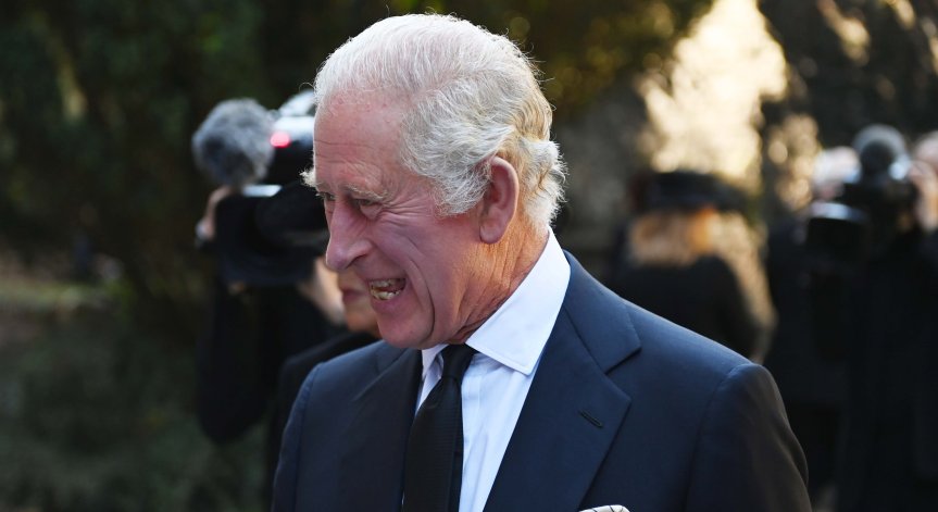 Преправят историческа корона, за да пасне на главата на Чарлз III