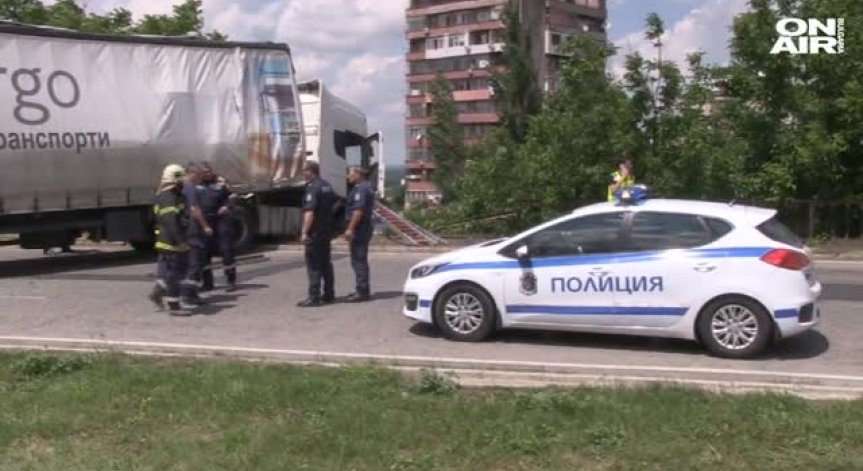 Камион катастрофира и блокира международното шосе в Русе