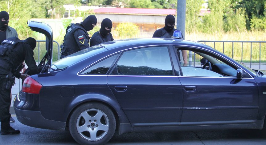 Задържаха двама с кокаин и 30 кг марихуана в София