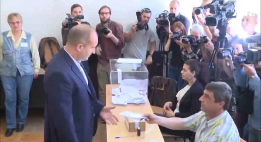 Радев гласува и призова за единна, силна и социална Европа