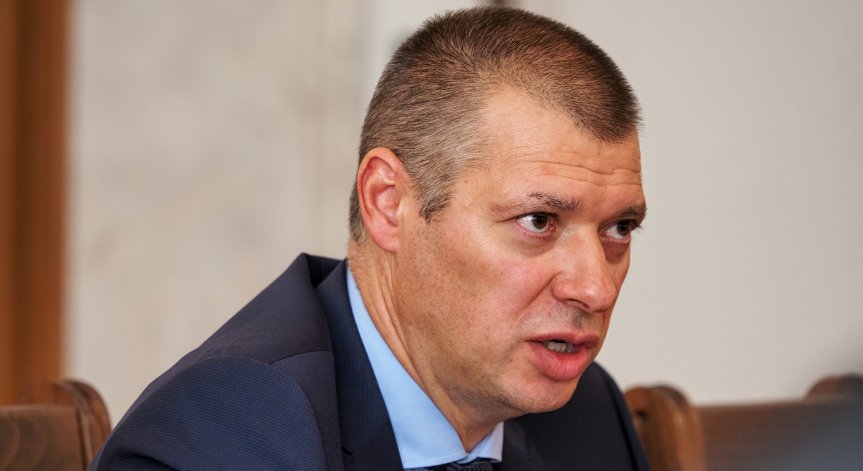 Депутатите гласуваха и предложение за освобождаването му като шеф на Комисията за отнемане на незаконно придобитото имущество.