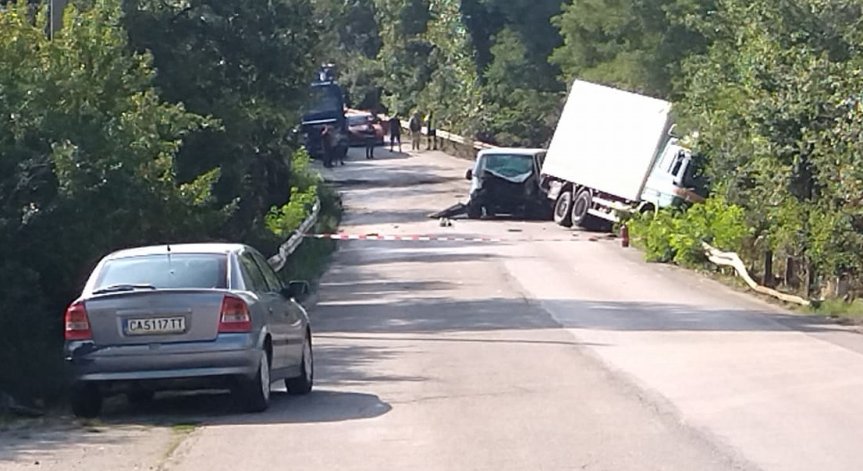Мъж загина в катастрофа между микробус, лека кола и камион на пътя Нови Хан - Вакарел