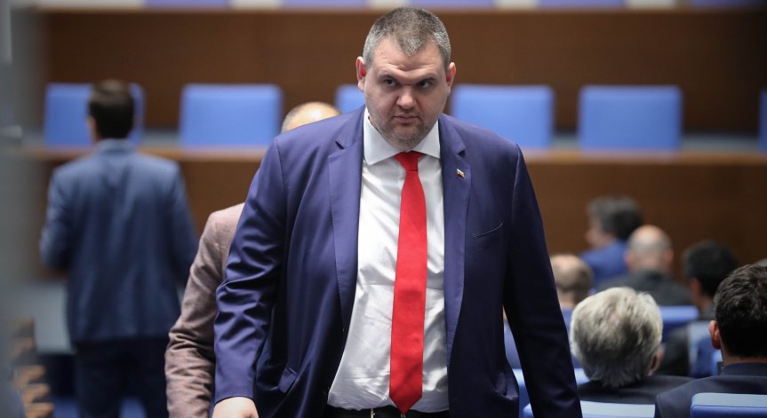 Подкрепяме изцяло справедливия протест на представителите на ресторантьорския бизнес, заяви Пеевски.