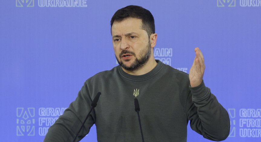 Зеленски: Руските окупатори удариха брутално Херсон, има загинали хора