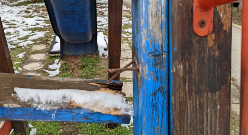 От HelpBook: Стърчащи пирони от стъпала на детска пързалка в София