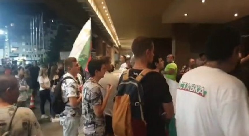 Протестиращи в Пловдив опитаха да влязат в хотел, за да се срещнат с Караянчева