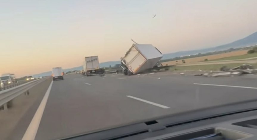 Катастрофа с ТИР и камион затруднява движението към 