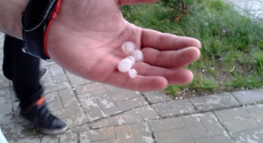 Градушка с големина на орех удари Казанлък