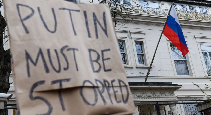 Заради страх от шпионаж масово гонят руски дипломати от ЕС