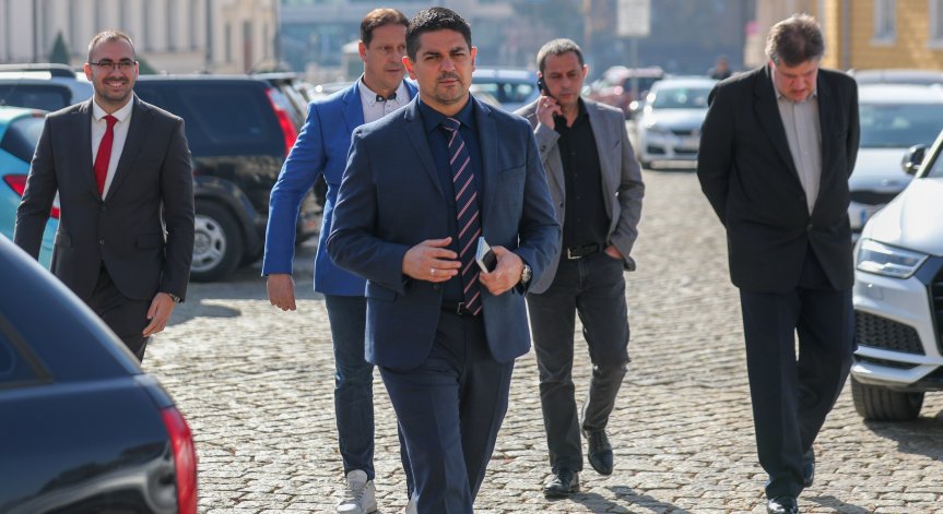 Радостин Василев очаква гласуването на депутатите.